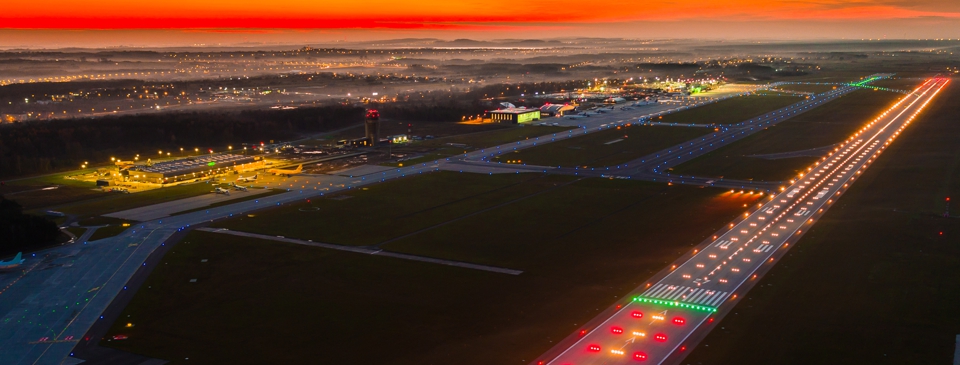 PLL LOT WRACA NA TRASĘ Z KATOWICE AIRPORT DO WARSZAWY