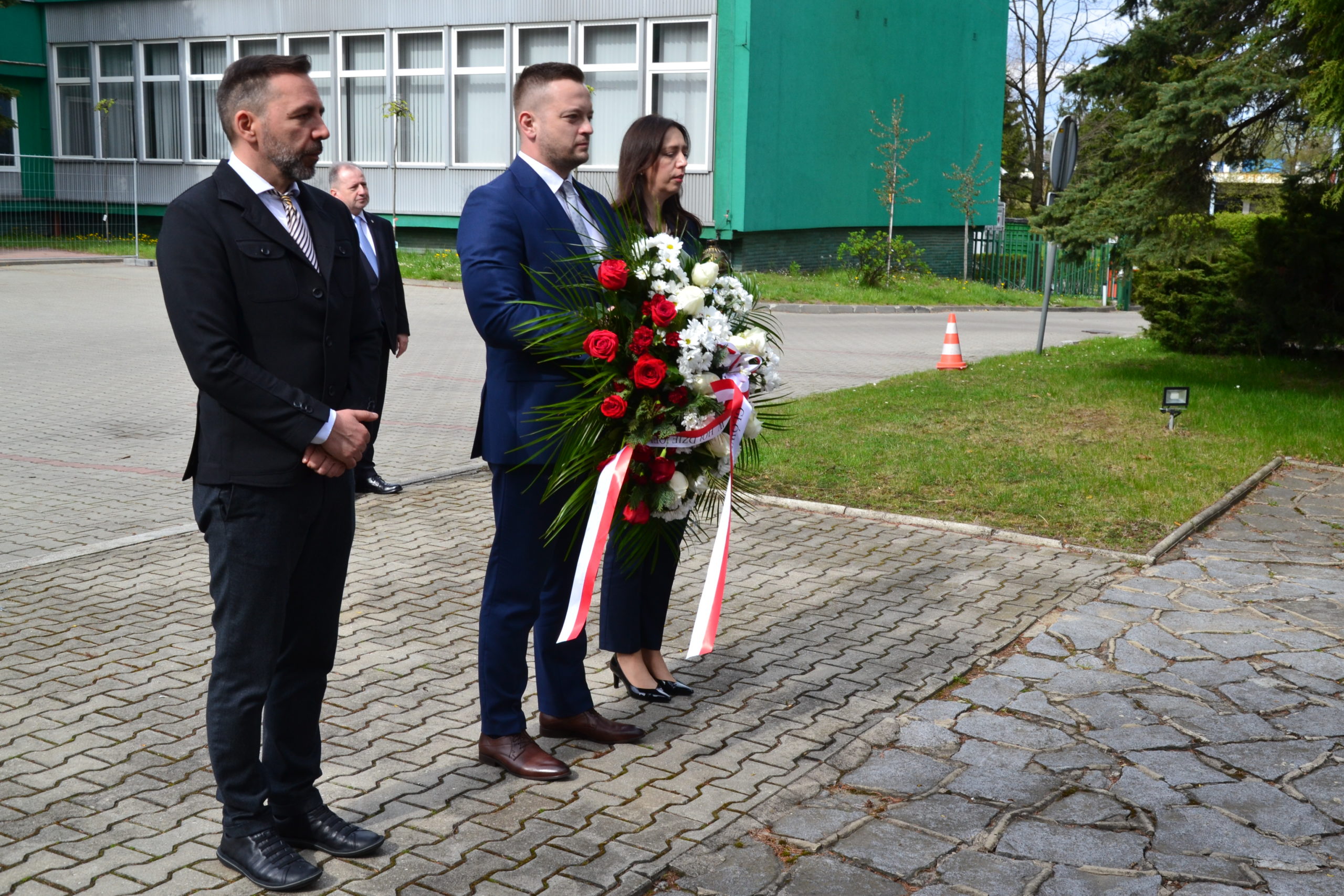 Złożenie kwiatów pod pomnikiem „Ratowniczego trudu” w Bytomiu