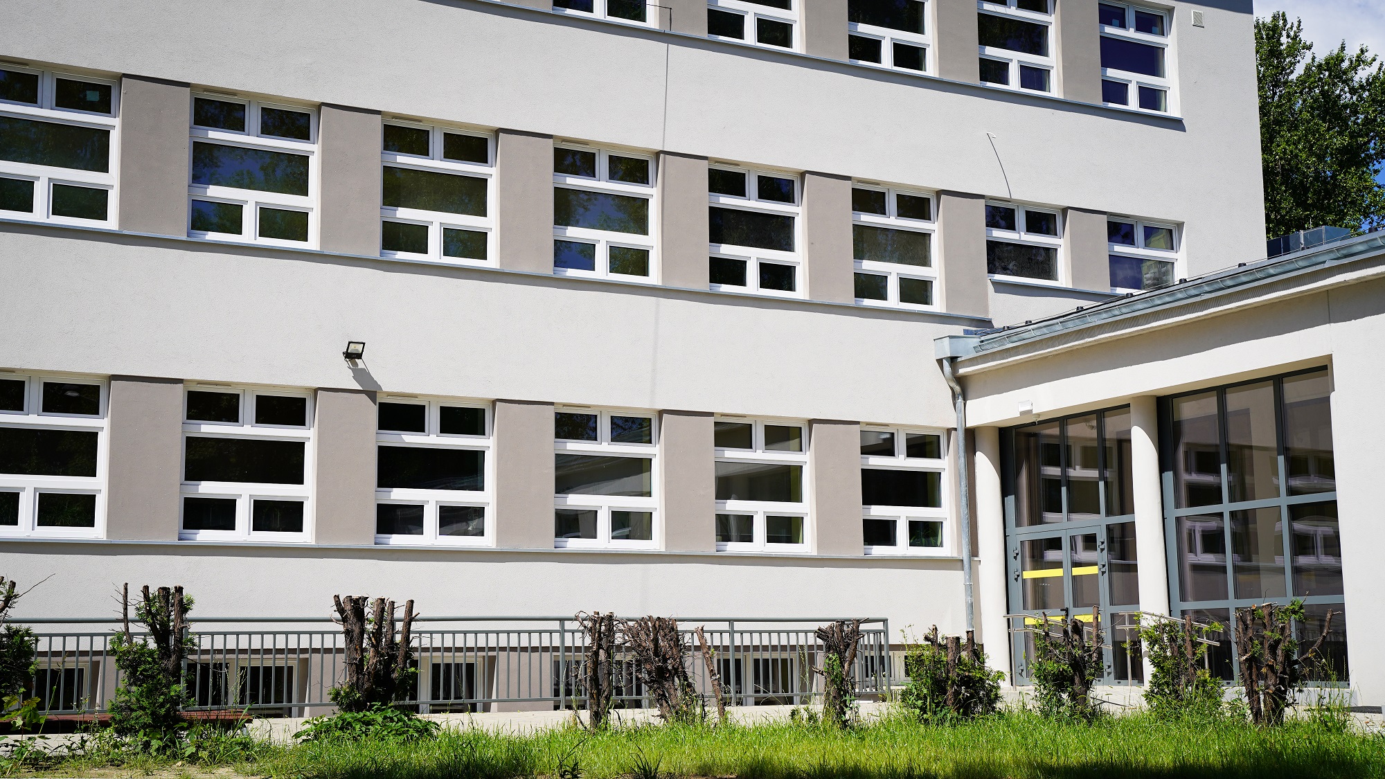 Bardziej ekologiczne i tańsze w utrzymaniu – X LO w Katowicach przeszło kompleksową termomodernizację