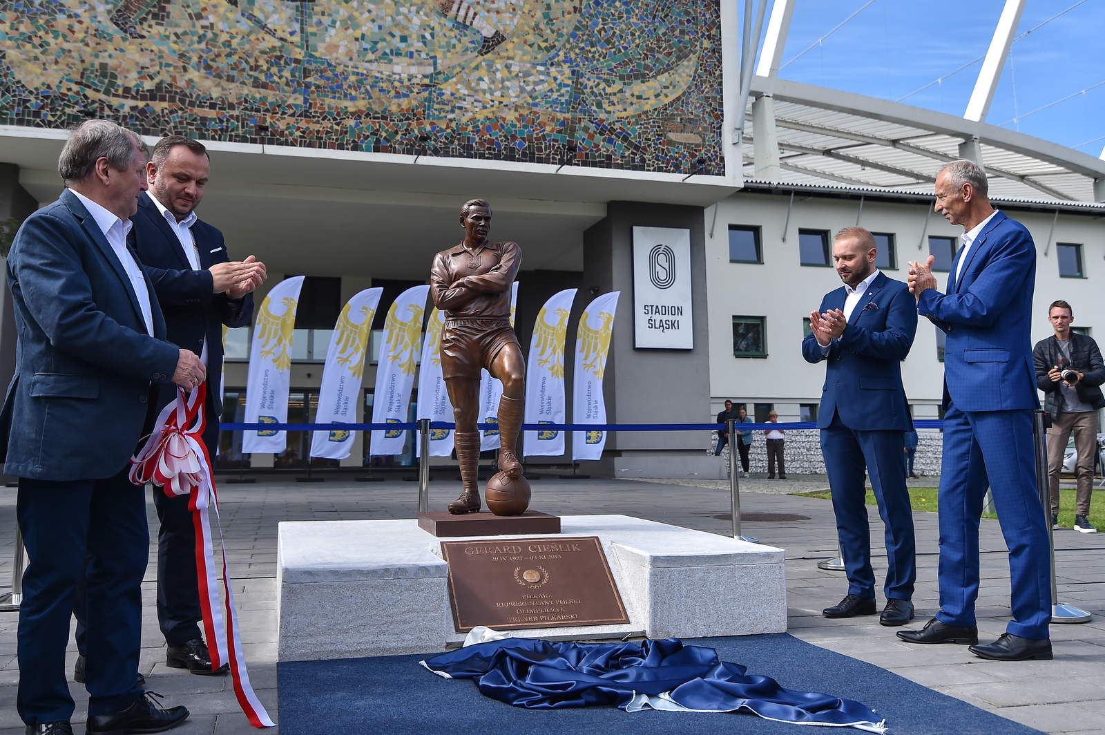 Na Stadionie Śląskim odsłonięto pomnik Gerarda Cieślika