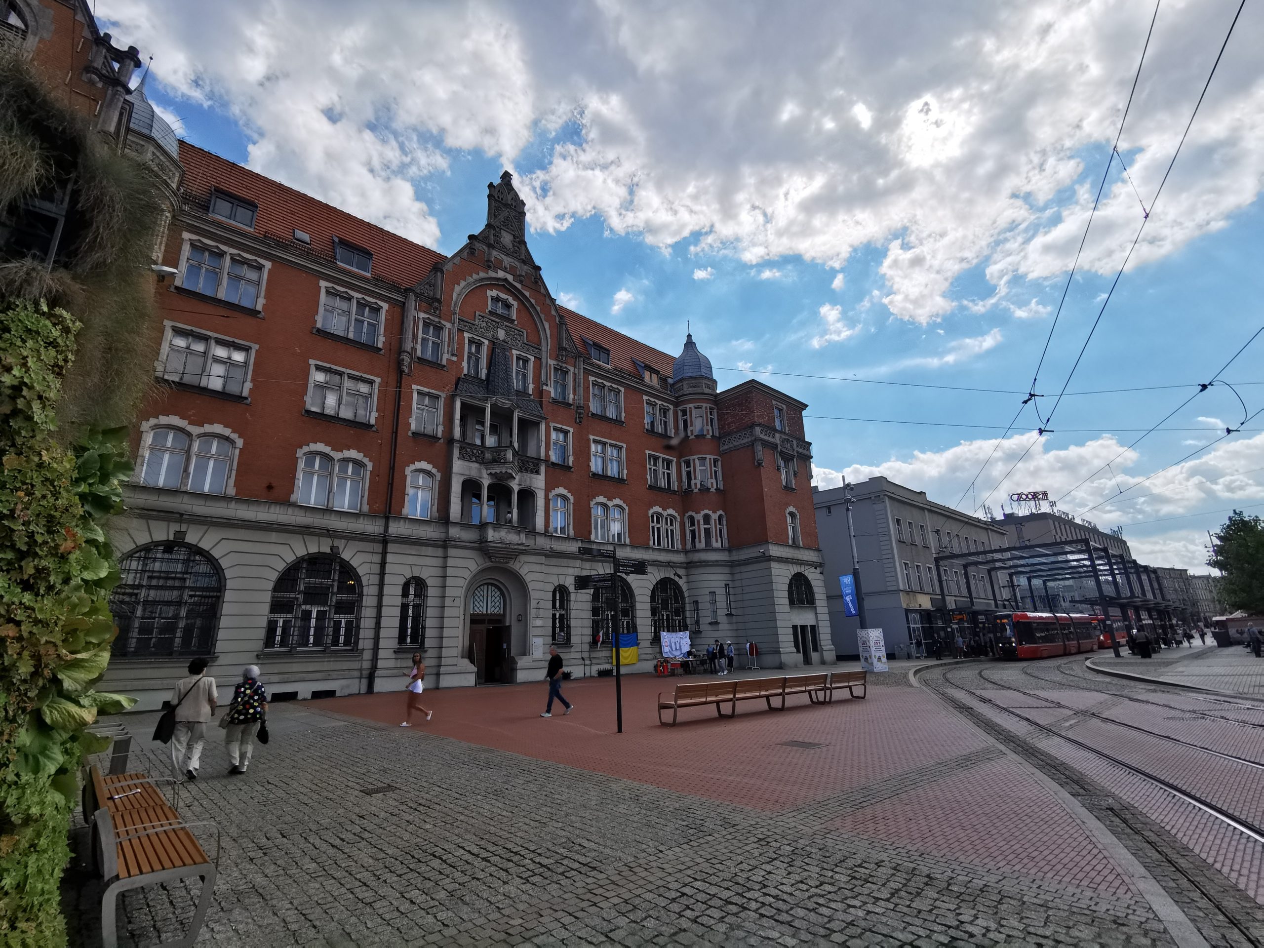 Zielone Katowice – pasażerowie komunikacji miejskiej będą czekać na autobus wśród zieleni